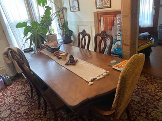 Ornate dining room table - with two extension connectors