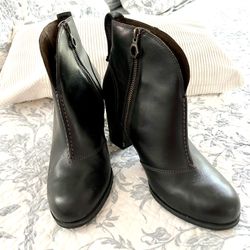 Boots.  In Pristine Conditions   Miami Lakes 