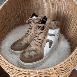 Women’s Fashionable Sneakers – Size 8