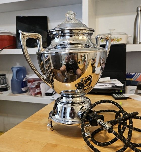 LANDERS FRARY & CLARK UNIVERSAL ELECTRIC PERCOLATOR FROM THE 20TH CENTURY (VINTAGE ANTIQUE)