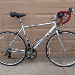 700x25c. DIAMONBACK MENS ROAD RACING BIKE. (L)54CM. EXCELLLENT CONDITION WITH UPGRADES & FRESHLY TUNE UP 👌🏼