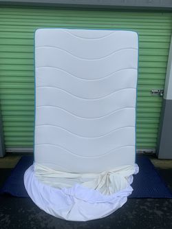 Full Size Mattress ( LinenSpa ).