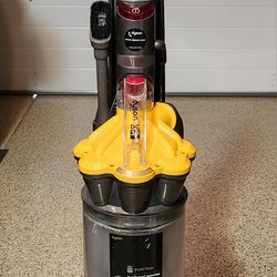 Dyson DC33 Upright
Vacuum with Cyclonic
Technology and
Telescopic Wand