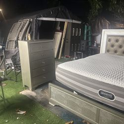 Juego de cuarto king silver cama y Dresser