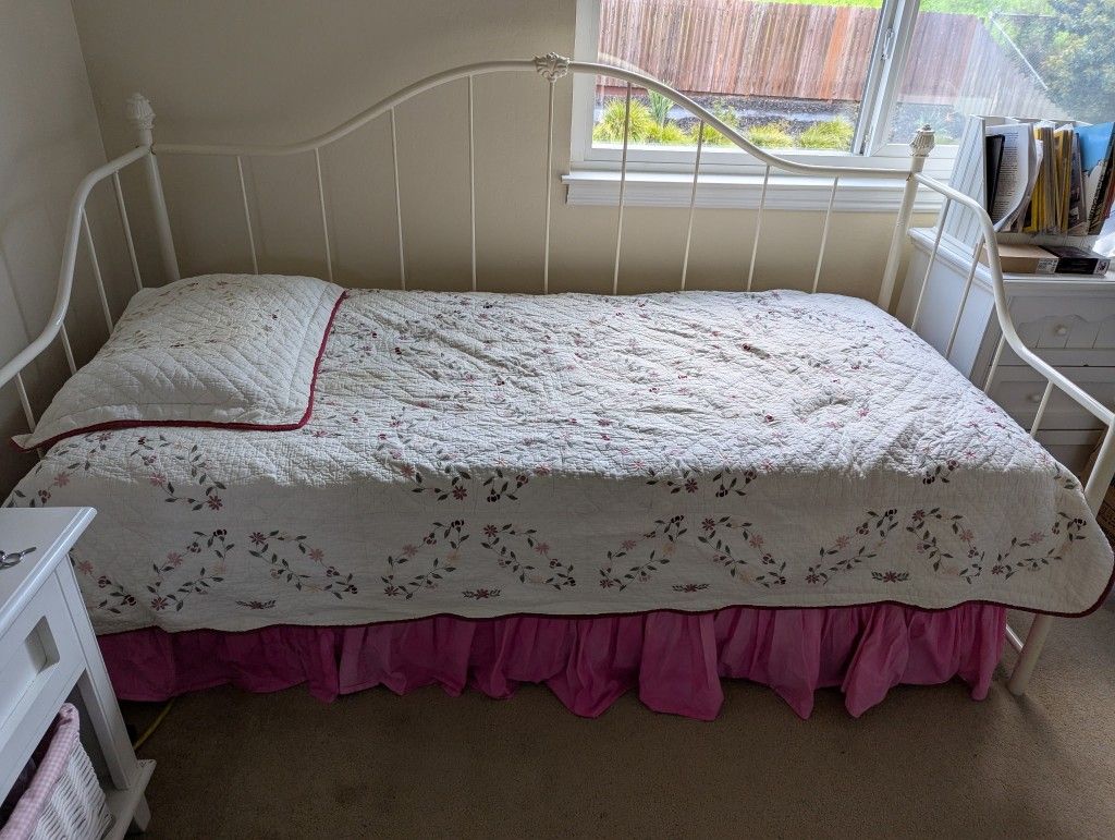 Bedroom Set, Trundle Bed With Mattresses and Matching Furniture