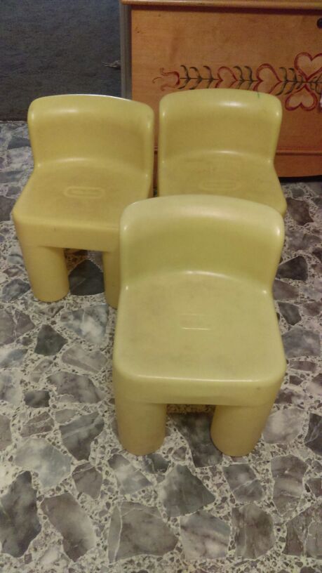4 little tykes chairs