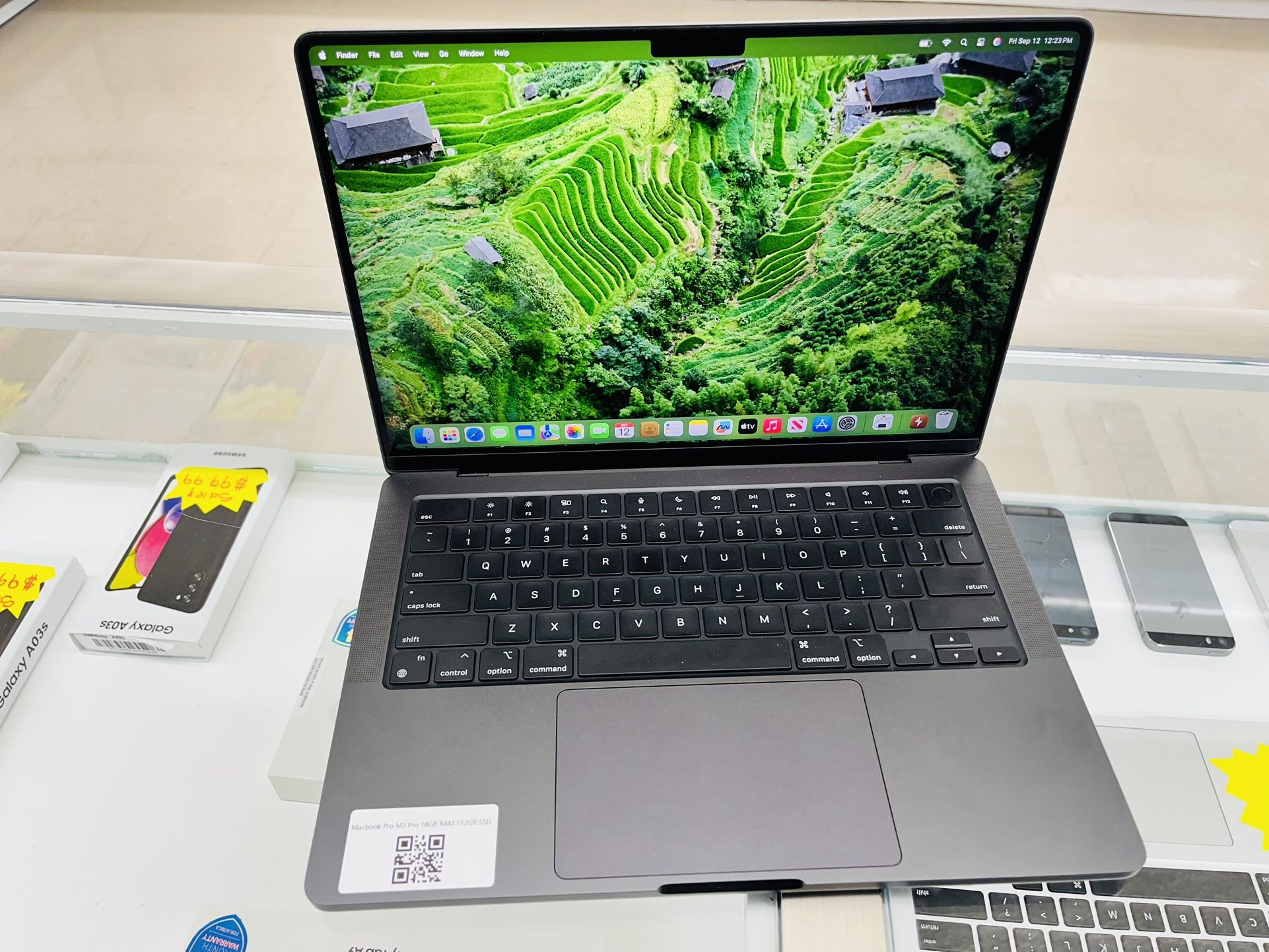 MacBook Pro M3 Pro 18gb macbook pro m3pro 512gb Ram 512gb Ssd 14” -