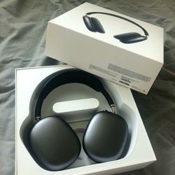 Black airpod maxes in perfect condition 