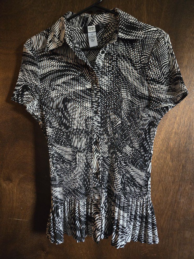Studio 1940 black and white accordion style button up short sleeve shirt, size M