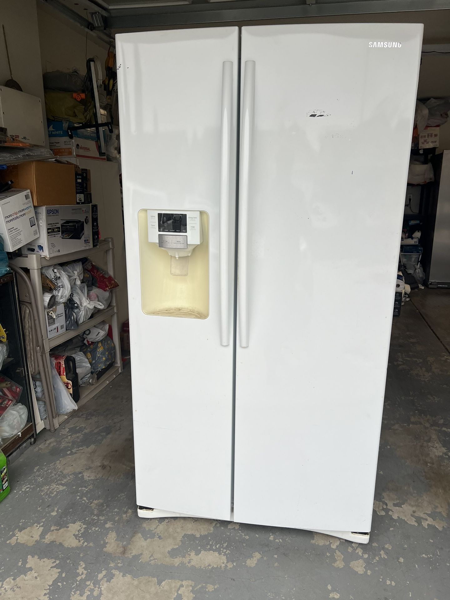 Samsung Refrigerator 25 Cubic Feet. Not Cooling-FREE