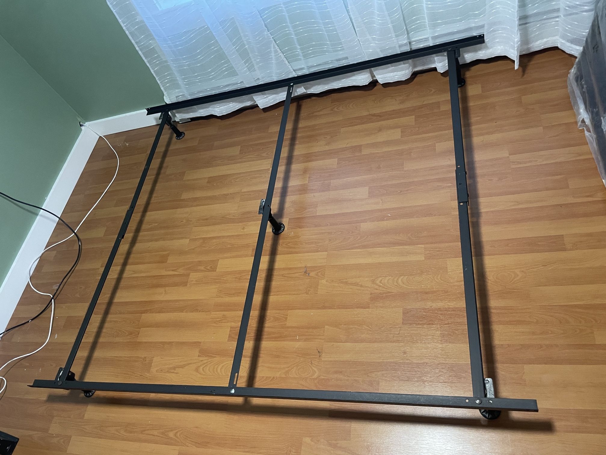 (1) Queen-Size Metal Bed Frame