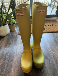 Hunter Women’s Original Tall Rain Boots - Yellow  - Women’s 9 