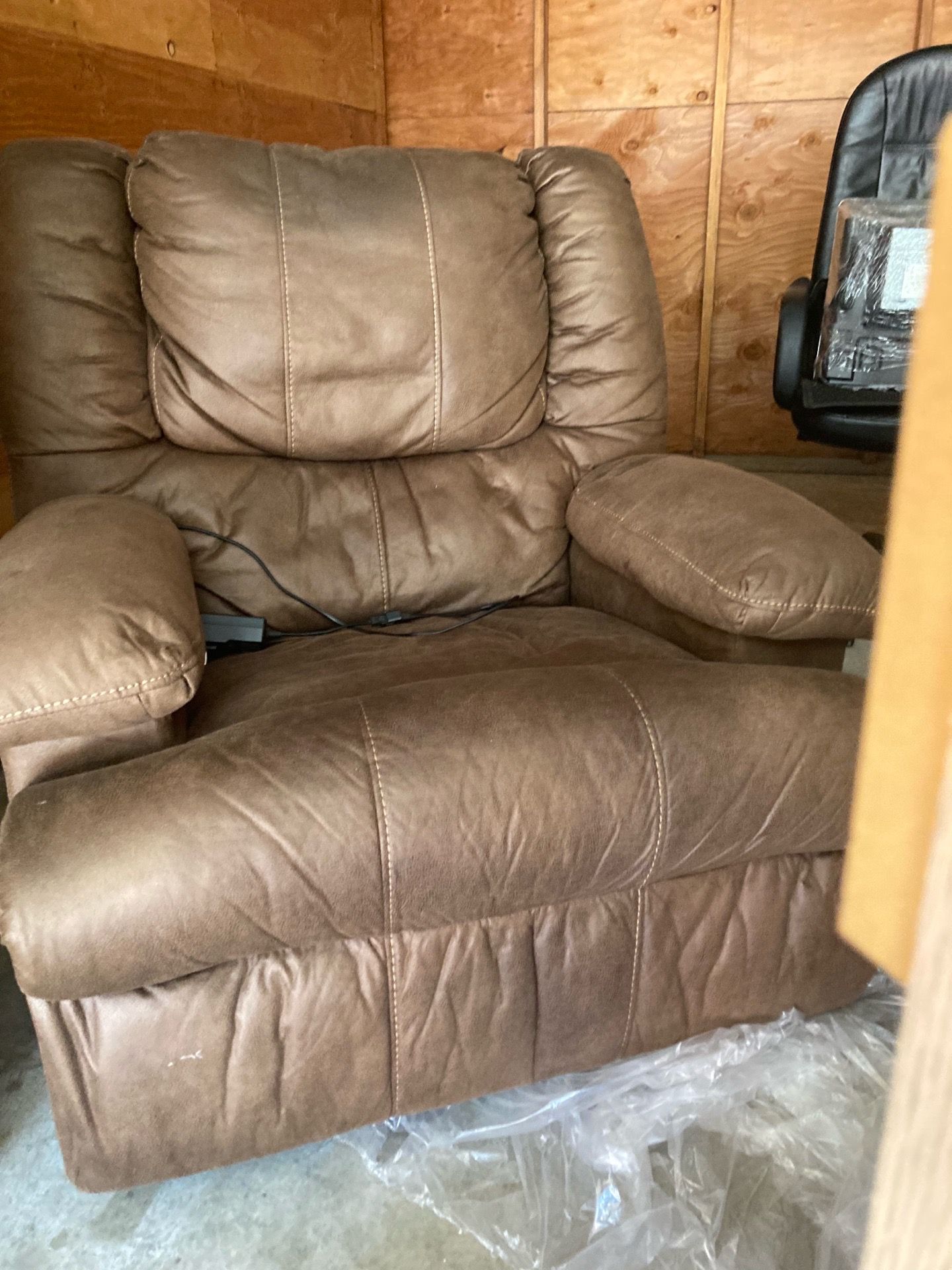 Oversized recliner, back massager and neck adjustment excellent condition Oversized recliner, back massager and neck adjustment excellent condition