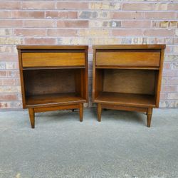 Pair Of Mid Century Modern Broyhill Pacemaker Walnut Nightstands Vintage 