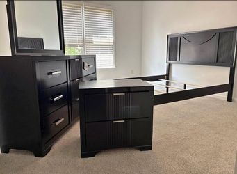 BRAND BLACK SOLID QUEEN SIZE BEDROOM SET!!! $875!! AVAILABLE IN KING TOO $975!!