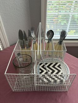 Outdoor/Picnic Utensils/Plates/Napkins Basket