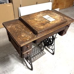 Antique Singer Sewing Machine – 1927 Model 127 (with Original Manual)