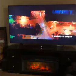 Televisión De Con Chimenea De 85 Pulgadas Marca Samsung 2024 Muy Buen Estado Muy Nuevo 