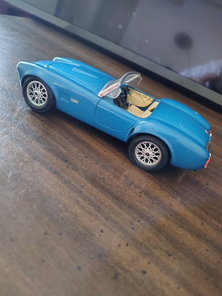 Mint!  BURAGO COBRA 427 1:24 SCALE DIECAST CAR.