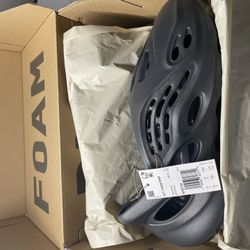 Yeezy Foam RNNR SZ 10