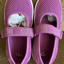 Girl Uggs Shoes.  Great Condition.   Size: 12    20 Bucks. 