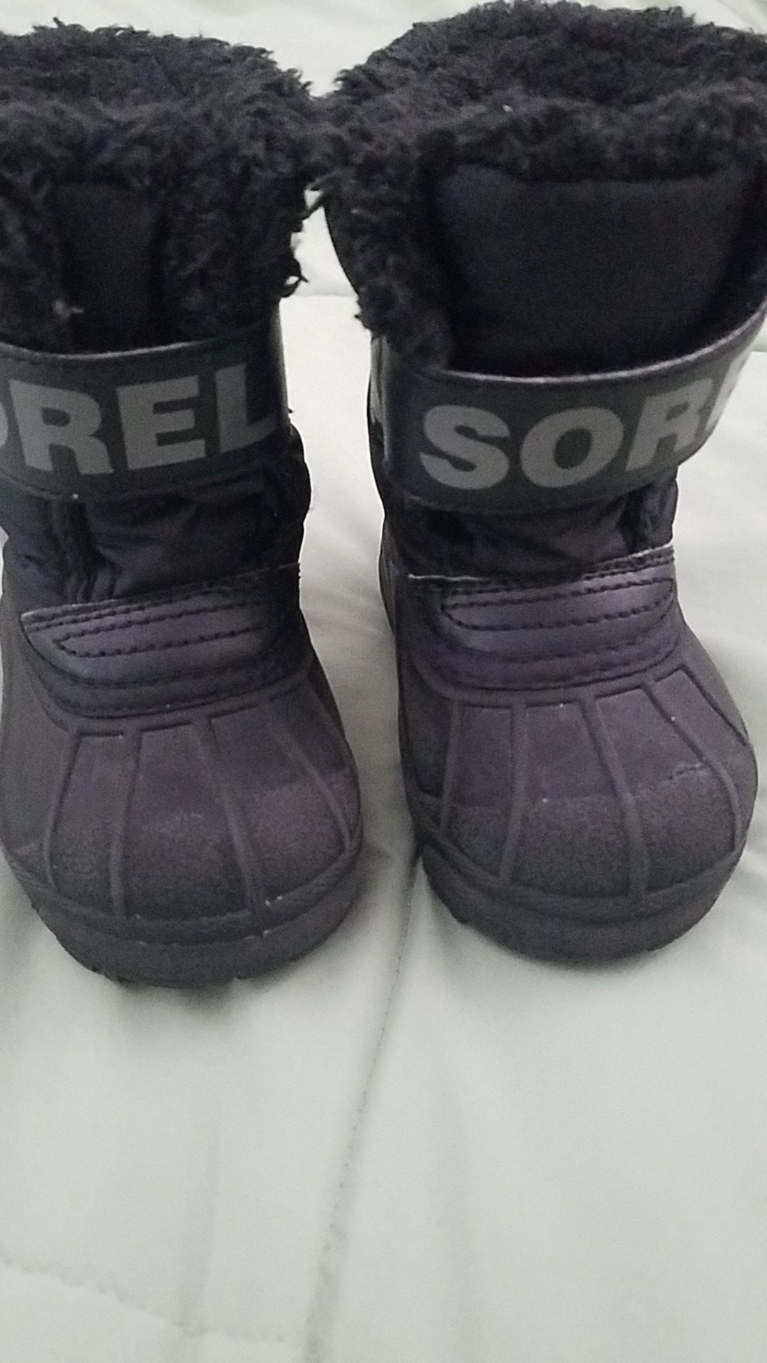 Sorel fur snow toddler boots size 5. Pick Up only.