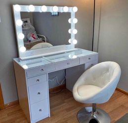 White Hollywood Vanity Table with Lighted Mirror