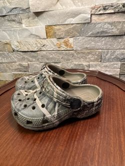 Crocs Child’s Size 6  Classic Realtree V2 Clogs Mules Water Shoes in a camouflage print. 