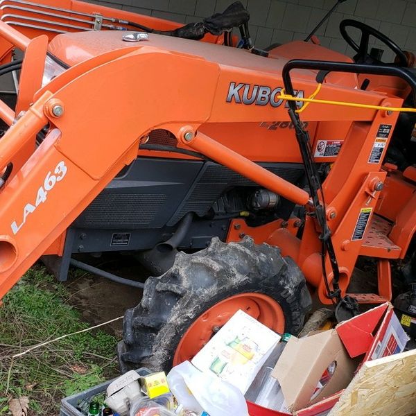 Kubota L2800 Tractor With Front Bucket. Low Miles for Sale in Rainier
