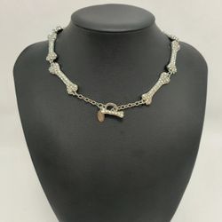 Brand new single-layer silver eight-section clavicle necklace.