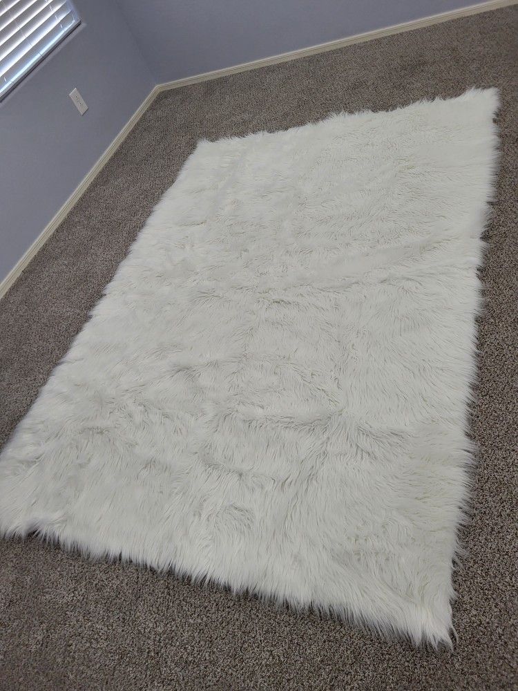 Area Rug (New) Soft Furry 5×7
