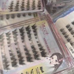 Glue-on lashes