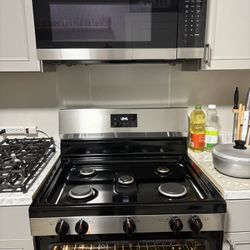 Stove And Microwave 