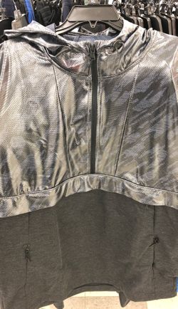 XL UNDER ARMOR RAIN SWEATER