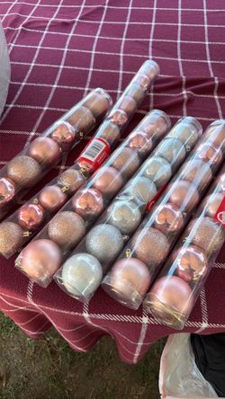 Se vende paquetes de esferas para su árbol de navidad todos los colores personas interesadas marcar se vende por bolsa o todo de $1/$2y de $5 persona