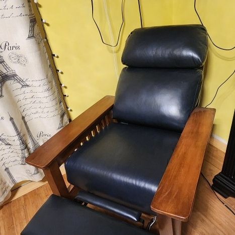 Recliner Chair New Condition. 
