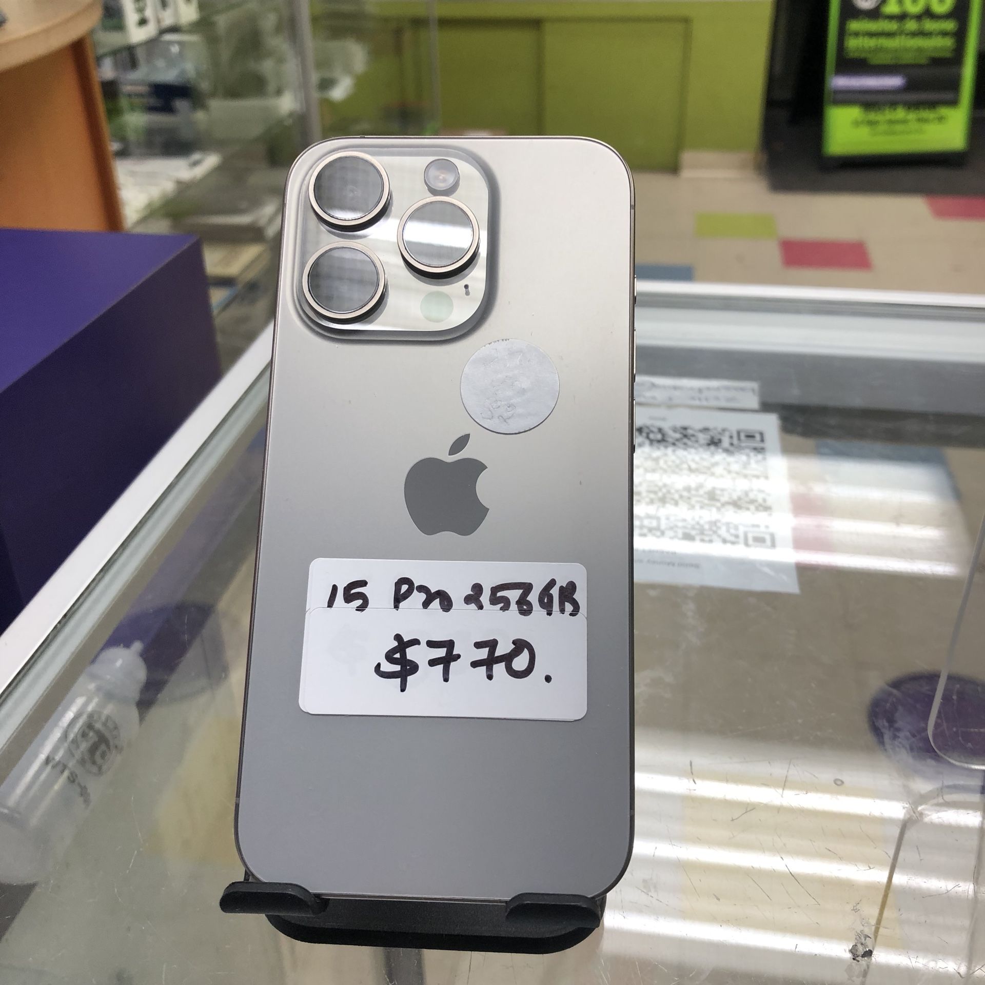 iphone 15 Pro 256gb Factory unlocked with store warranty and receipt