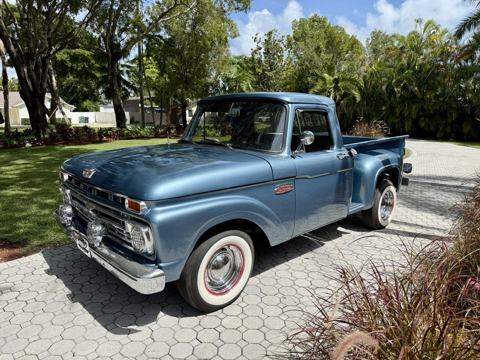 1965 Ford F-100 Stepside β 302 V8 / Auto / A/C / Show Truck