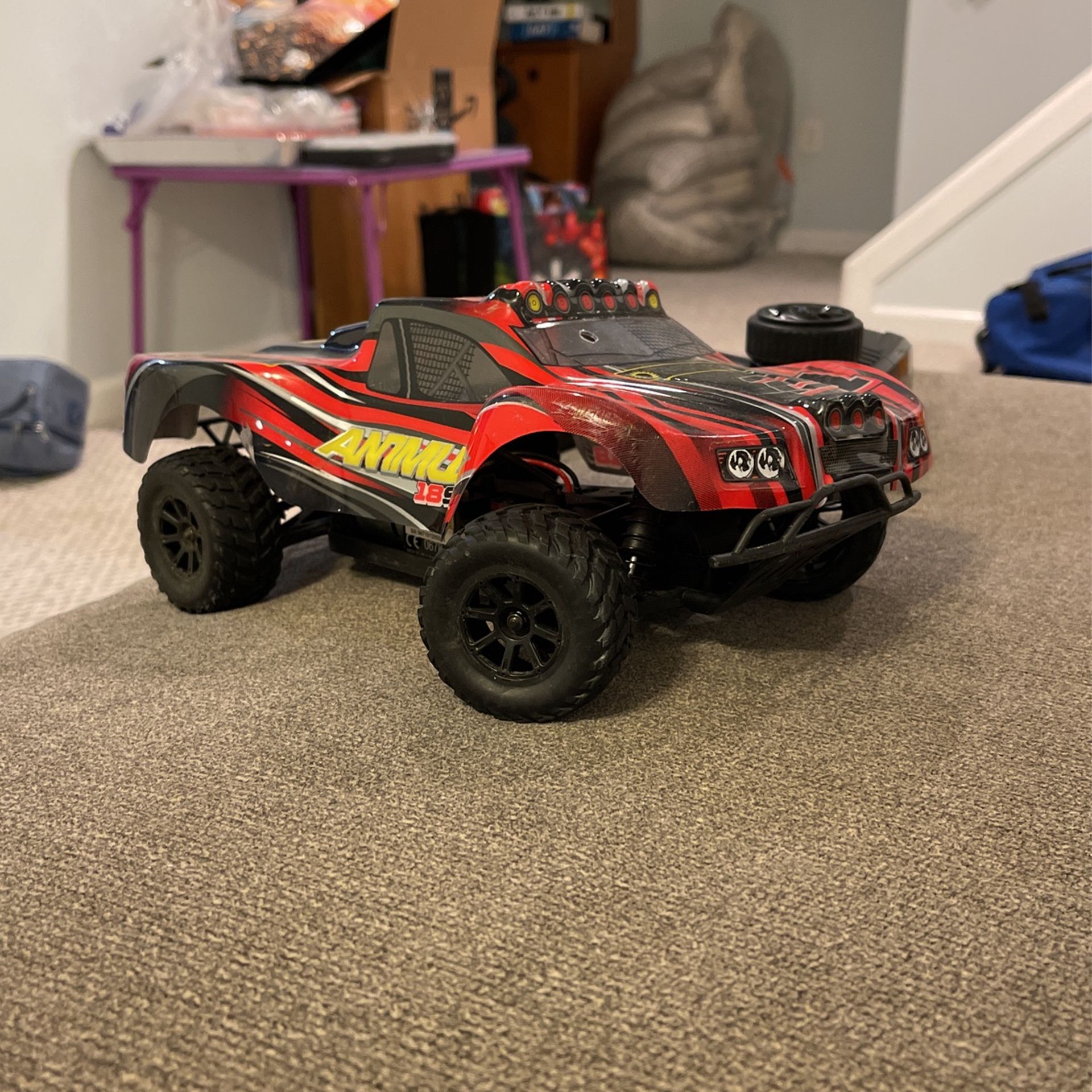 Helion Rc Truck small butt, Quick RC car. Perfecto for the beginner Who Wants to get into the hobby.