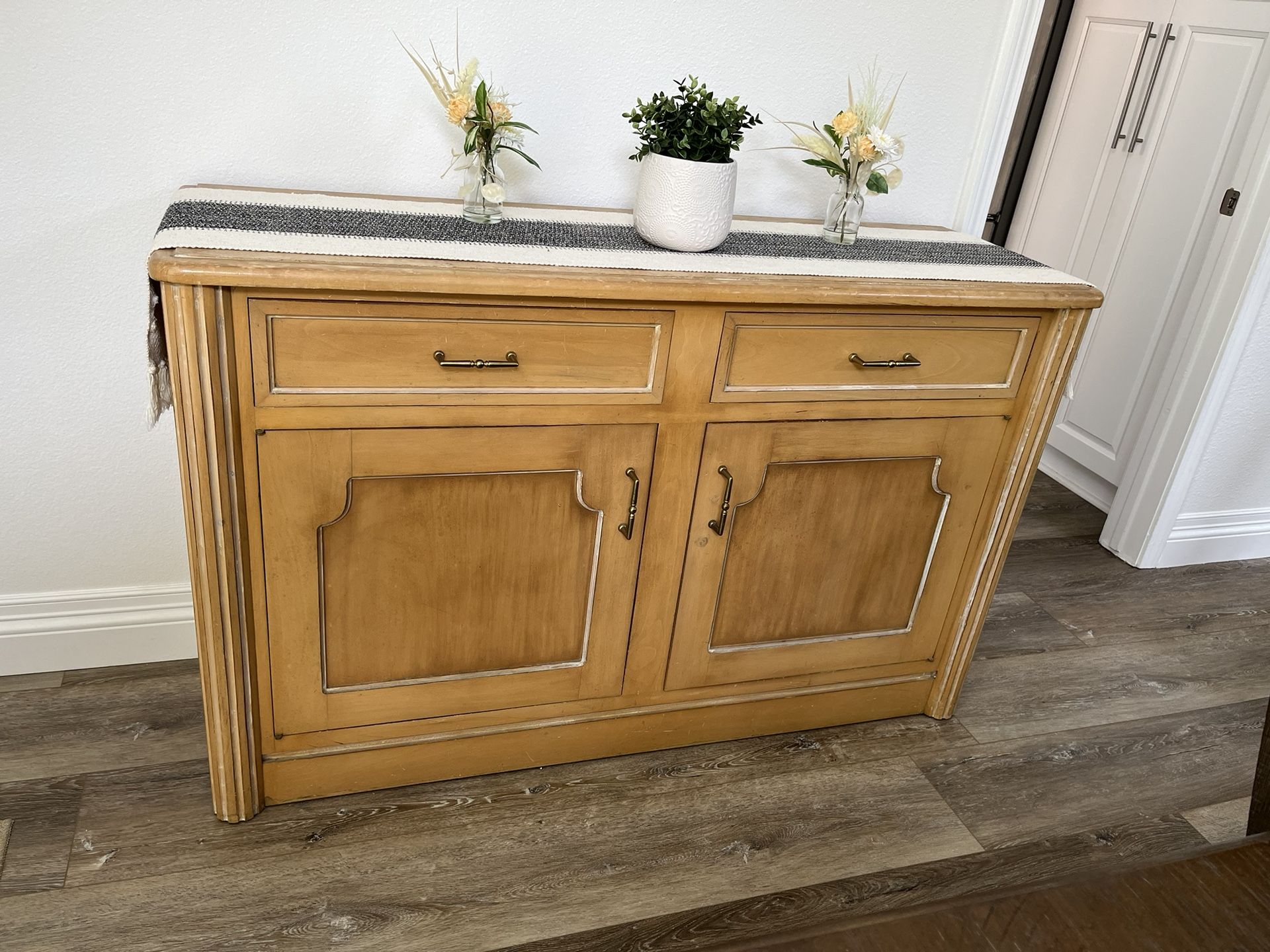 Beautiful High-quality China Hutch