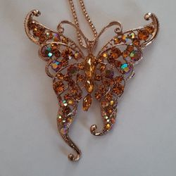 🦋Beautiful! Gold Crystal Butterfly with Free Chain🦋 