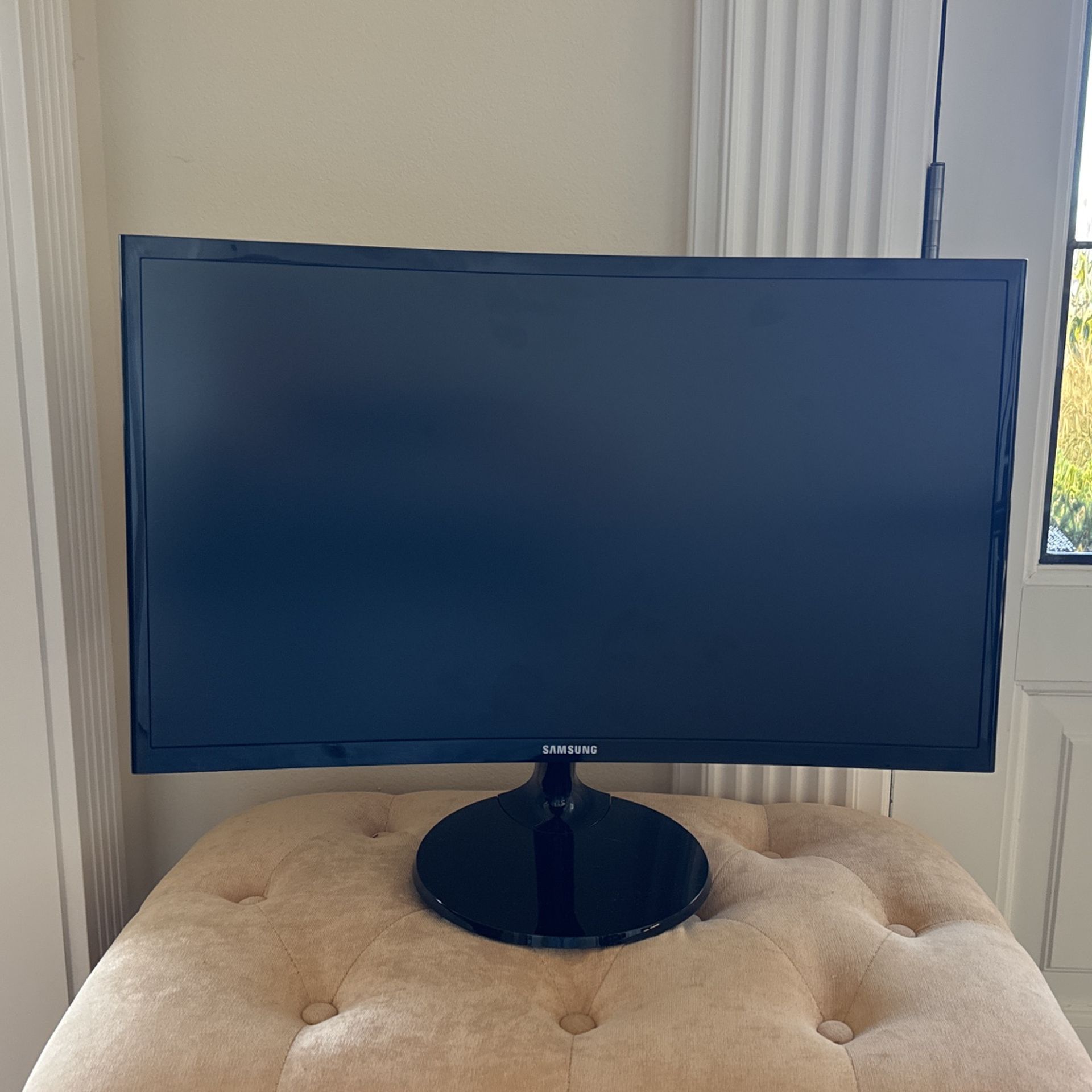 Samsung HD Curved Monitor 24”- Excellent Condition 