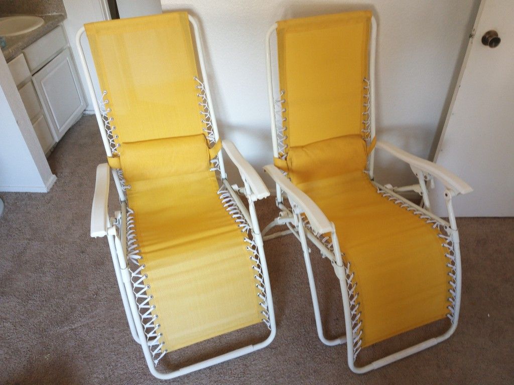 2 Outdoor Reclining Chairs