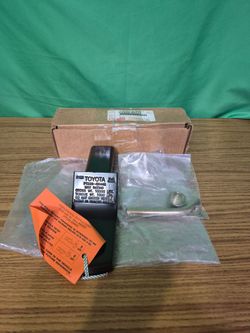 Genuine Toyota Ball Mount Trailer Hitch Kit OEM PT(contact info removed)5
