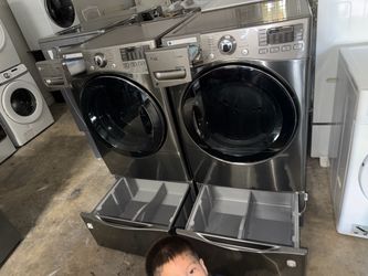 LG washer and dryer electric nice set