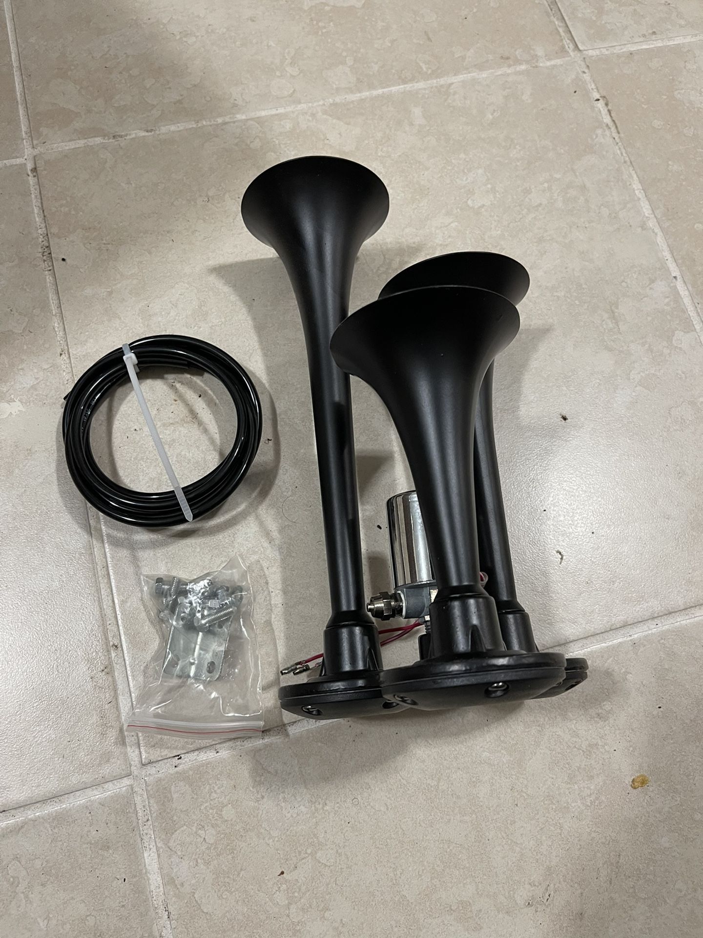 Triple Trumpet Air Horn. Brand New. Very Loud