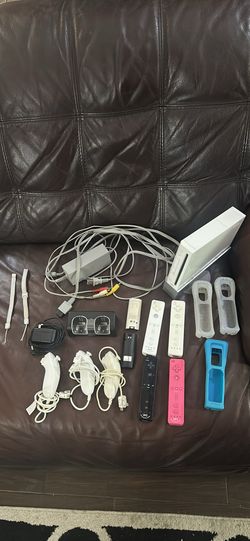 Nintendo Wii w/censor, multiple controllers, multiple nun chuck controllers & 24 games.