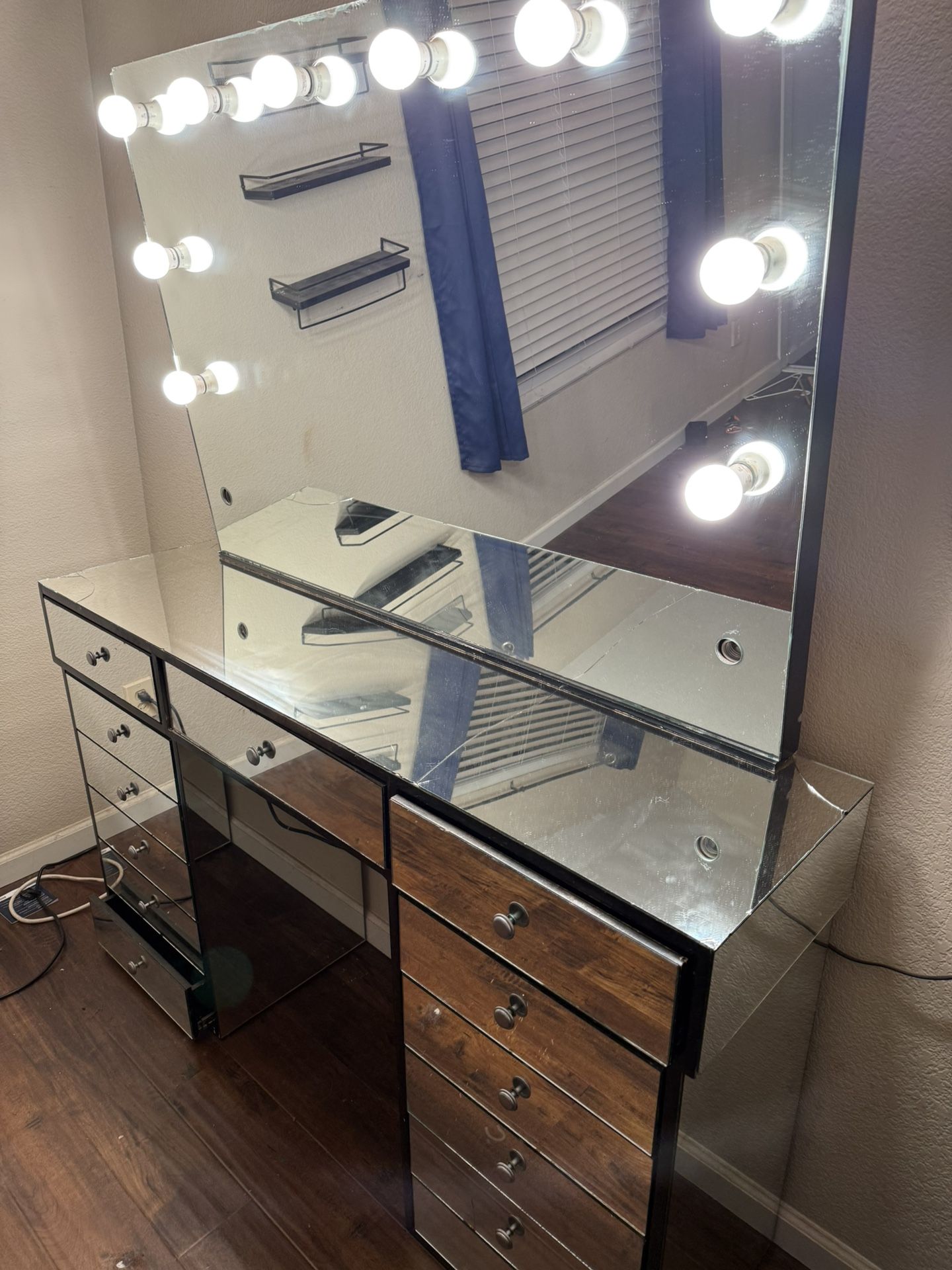 Hollywood-Style Lighted Makeup Vanity – Mirrored