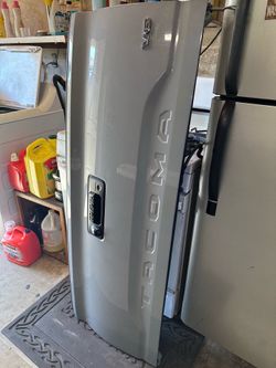 2017 Toyota tacoma.   Tail gate.