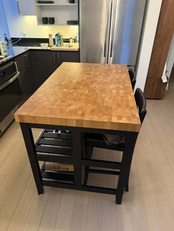 VADHOLMA Kitchen Island + bar stools mint condition